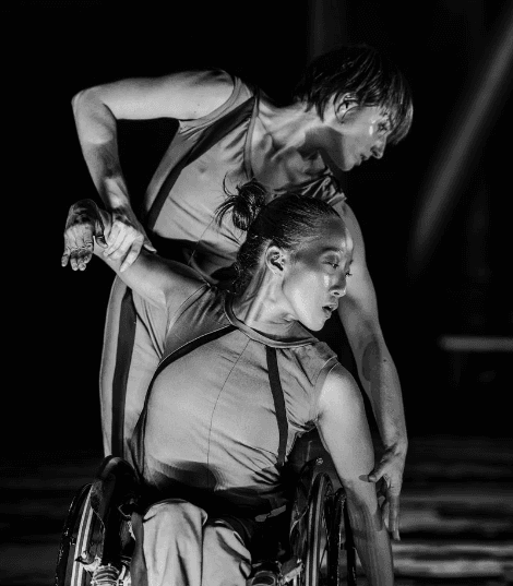 Julie em performance contemporânea